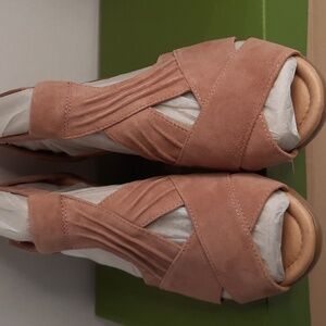 Earth Nwt Women's Blush Wedge Sandals Size 10 D